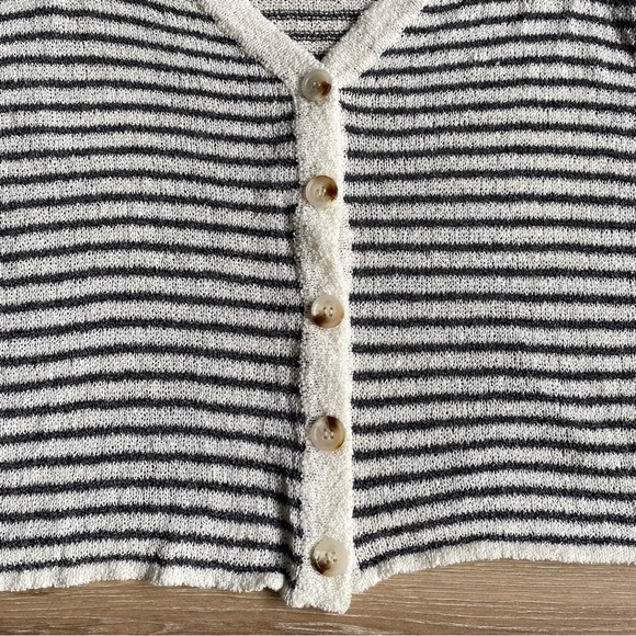 Sadie & Sage cardigan striped cropped big button v neck knit cardigan - Picture 5 of 8